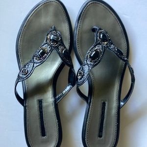 Bandolino sandals blk with silver insole. Super cute beading detail and inlay.